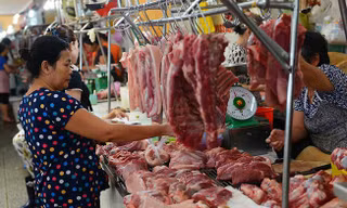 Lãnh đạo Bộ NN&PTNT cho biết, giá thịt lợn từ chuồng trại đến tay người tiêu dùng phải qua 2-5 khâu trung gian, đẩy giá tăng khoảng 43%.