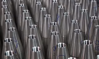 Đạn pháo 155mm tại một nhà máy ở Pennsylvania, Mỹ. (Ảnh: Reuters)