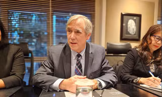 Thượng nghị sĩ Jeff Merkley trong cuộc gặp báo chí chiều 8/4. (Ảnh: TĐ)