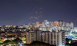 Hệ thống phòng thủ tên lửa Vòm sắt của Israel đánh chặn rốc-két từ Dải Gaza ngày 7/10. (Ảnh: Reuters)