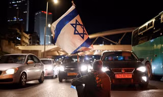 Ngày 18/2, một người biểu tình ngồi chặn đường ở Tel Aviv để phản đối liên minh cánh hữu của Thủ tướng Israel Benjamin Netanyahu và những đề xuất thay đổi tư pháp. (Ảnh: Reuters)