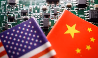 Chiến tranh công nghệ Mỹ - Trung ngày càng tăng nhiệt. (Đồ họa: Reuters)