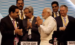 Thủ tướng Ấn Độ Narendra Modi và Tỷ phú Gautam Adani cùng dự một sự kiện năm 2019. (Ảnh: Getty)
