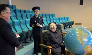 Báo chí Triều Tiên cho biết nhà lãnh đạo Kim Jong Un đã xem ảnh vệ tinh chụp hàng loạt thành phố của Hàn Quốc có căn cứ quân sự Mỹ. (Ảnh: KCNA)