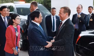 Thủ tướng Phạm Minh Chính tiếp Chủ tịch Đảng nước Nga Thống nhất Dmitry Medvedev ngày 22/5. (Ảnh: TTXVN)