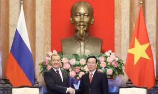 Chủ tịch nước Võ Văn Thưởng tiếp Chủ tịch Đảng nước Nga Thống nhất Dmitry Medvedev ngày 22/5. (Ảnh: TTXVN)