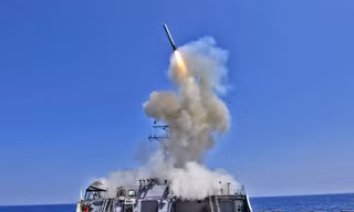 Tàu khu trục tên lửa dẫn đường Barry của Hải quân Mỹ phóng tên lửa Tomahawk trên Địa Trung Hải tháng 3/2021. (Ảnh: Hải quân Mỹ)