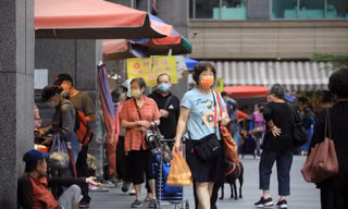Trong một khu chợ ở thành phố Cơ Long, Đài Loan. (Ảnh: Reuters)