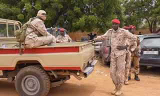 Lực lượng vệ binh quốc gia Niger đứng bên ngoài cơ quan hải quan ở thủ đô Niamey ngày 21/8. (Ảnh: AP)
