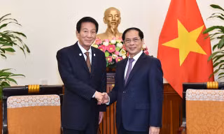 Bộ trưởng Ngoại giao Bùi Thanh Sơn tiếp Đại sứ đặc biệt Nhật Bản – Việt Nam Sugi Ryotaro. (Ảnh: Mofa)