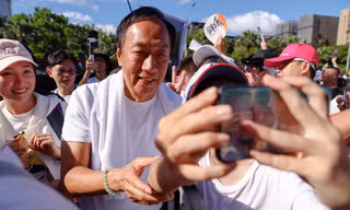 Người ủng hộ chụp ảnh selfie với tỷ phú Terry Gou. (Ảnh: Reuters)
