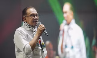 Thủ tướng Malaysia phát biểu tại sự kiện tập trung để ủng hộ người Palestine. (Ảnh: AP)