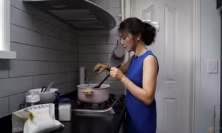 Chị Lee Young-min đang nấu canh rong biển cho gia đình. (Ảnh: Reuters)