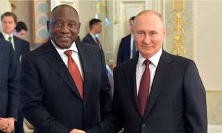 Tổng thống Nam Phi Cyril Ramaphosa (trái) và Tổng thống Nga Vladimir Putin. (Ảnh: Reuters)