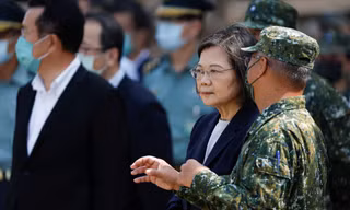 Bà Thái Anh Văn (giữa)