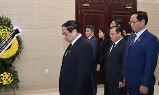 Thủ tướng Phạm Minh Chính dẫn đoàn viếng nguyên Thủ tướng Trung Quốc Lý Khắc Cường tại Đại sứ quán Trung Quốc ngày 1/11. (Ảnh: Chinhphu.vn)