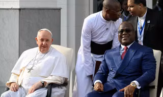 Giáo hoàng Francis (trái) ngồi cạnh Tổng thống CHDC Congo Felix Tshisekedi