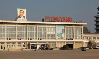Nhiều hoạt động bảo dưỡng máy bay dày bất thường được phát hiện ở sân bay quốc tế Sunan ở Bình Nhưỡng. (Ảnh: Bloomberg)