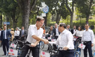 Hai Thủ tướng Việt Nam - Hà Lan cùng đạp xe dạo phố Hà Nội