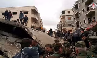 Binh lính Nga và lực lượng cứu hộ Syria tìm kiếm người sống sót sau động đất ở Latakia, Syria, ngày 7/2