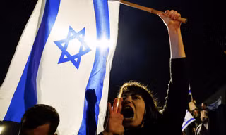 Người biểu tình Israel xuống đường trong đêm muộn. (Ảnh: Reuters)