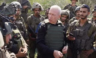 Bộ trưởng Quốc phòng Israel Yoav Gallant (giữa) được nói là đang mâu thuẫn với Thủ tướng Benjamin Netanyahu về kế hoạch tấn công trên bộ vào Dải Gaza. (Ảnh: Anadolu) 