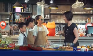 Vua đầu bếp Mỹ Christine Hà dạy trẻ khiếm thị làm bánh Trung thu