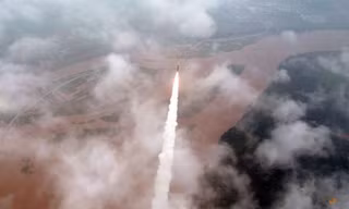 Tên lửa đạn đạo liên lục địa Hwasong-18 được phóng đi từ địa điểm không công bố ngày 13/7. (Ảnh: Reuters)