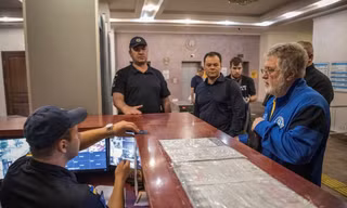 Ihor Kolomoisky (áo xanh) vừa bị toà án ra lệnh bắt tạm giam. (Ảnh: Reuters)