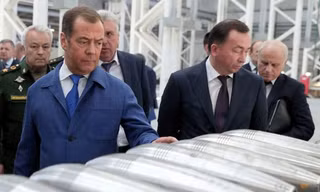 Phó Chủ tịch Hội đồng An ninh Nga Dmitry Medvedev trong một chuyến thăm nhà máy vũ khí. (Ảnh: Reuters)