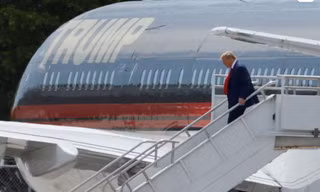 Ông Trump đến Miami bằng chiếc máy bay riêng. (Ảnh: Reuters)
