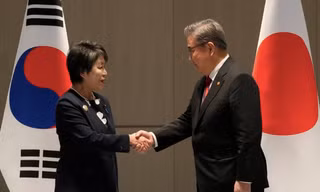 Ngoại trưởng Hàn Quốc Park Jin (phải) bắt tay người đồng cấp Nhật Bản Yoko Kamikawa trước hội nghị ngoại trưởng 3 bên tại Busan ngày 26/11. (Ảnh: Reuters)