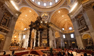 Bên trong Thánh đường St. Peter, nơi linh cữu cựu Giáo hoàng Benedict đang được quàn. ̣(Ảnh: Reuters)