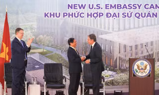Bộ trưởng Ngoại giao Bùi Thanh Sơn và Ngoại trưởng Mỹ Antony Blinken tại lễ khởi công. (Ảnh: Như Ý)