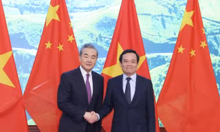 Phó Thủ tướng Trần Lưu Quang chụp ảnh chung với Chủ nhiệm Văn phòng Ủy ban công tác đối ngoại Trung ương Đảng Cộng sản Trung Quốc, Bộ trưởng Ngoại giao Trung Quốc Vương Nghị. (Ảnh: Như Ý)