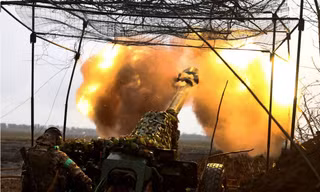 Binh lính Ukraine nã pháo tấn công quân Nga gần Bakhmut ngày 13/4. (Ảnh: Reuters)