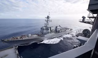 Tàu khu trục tên lửa dẫn đường USS Dewey đi cạnh tàu sân bay USS Carl Vinson của Hải quân Mỹ tháng 11/2018