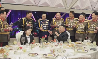 Ông Kim Jong Un và con gái Ju-ae tại tiệc chiêu đãi