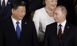 Tổng thống Nga Vladimir Putin (phải) và Chủ tịch Trung Quốc Tập Cận Bình