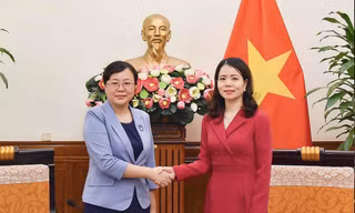 Thứ trưởng Ngoại giao Nguyễn Minh Hằng tiếp Phó Thị trưởng TP Trùng Khánh Trương Quốc Trí. (Ảnh: Mofa)