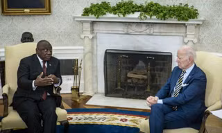 Tổng thống Mỹ Joe Biden tiếp Tổng thống Nam Phi Cyril Ramaphosa tại Nhà Trắng tháng 9/2022. (Ảnh: NYT)