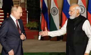 Thủ tướng Ấn Độ Narendra Modi đón Tổng thống Nga Vladimir Putin đến thăm New Delhi tháng 12/2021. (Ảnh: Reuters)