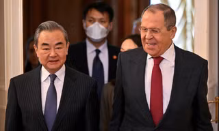 Ngoại trưởng Nga Sergei Lavrov và quan chức ngoại giao hàng đầu Trung Quốc Vương Nghị trong cuộc gặp tại Mátxcơva ngày 22/2. (Ảnh: Reuters)