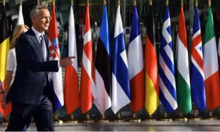 Tổng thư ký NATO Jens Stoltenberg đến trụ sở của NATO ngày 15/6. (Ảnh: Reuters)