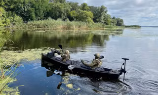 Thuyền kayak quân sự Poloz-M16 giúp lính Ukraine len lỏi dễ dàng trên sông. (Ảnh: ABC News)