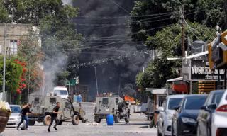 Người Palestine tìm chỗ ẩn nấp trong cuộc tấn công của Israel vào thành phố Jenin ngày 3/7. (Ảnh: Reuters)