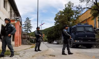 Cảnh sát Kosovo đi tuần sau vụ nổ súng ngày 27/9. (Ảnh: Reuters)