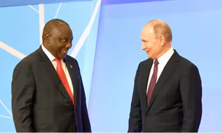 Tổng thống Nam Phi Cyril Ramaphosa (trái) và Tổng thống Nga Vladimir Putin trong dịp diễn ra hội nghị thượng đỉnh Nga - châu Phi (Ảnh: GCIS)