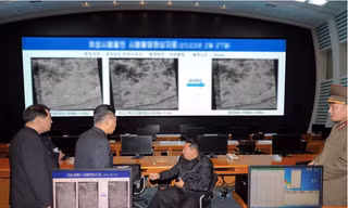 Nhà lãnh đạo Triều Tiên Kim Jong Un thăm Cơ quan phát triển hàng không vũ trụ quốc gia ngày 10/3/2022. (Ảnh: KCNA)