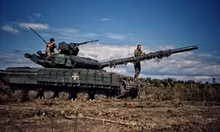 Lính Ukraine thuộc Lữ đoàn cơ giới độc lập số 42 trên xe tăng. (Ảnh: Getty Images)
